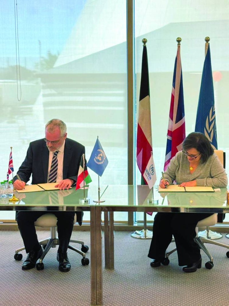 توني سكينر ونسرين ربيعان يوقّعان على الاتفاقية 