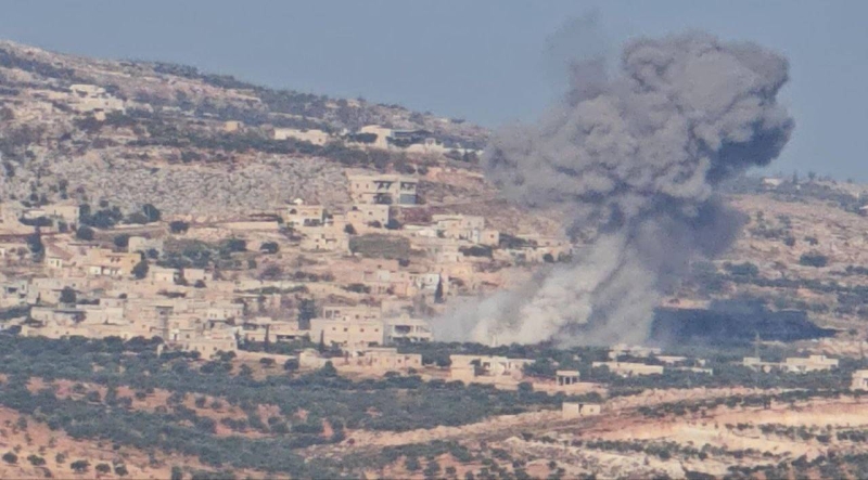 دخان غارة لطيران النظام على موقع للمعارضة قرب ريف إدلب