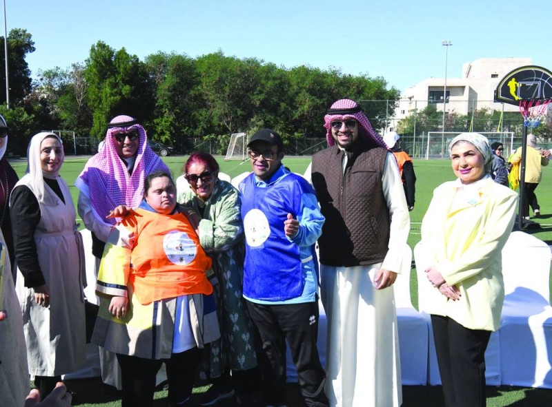 شيخة العبدالله مع رياضية في ذوي الإعاقة