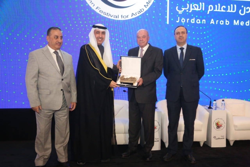 السفير الكويتي لدى الاردن يتسلم التكريم نيابة عن وزير الإعلام والثقافة الكويتي
