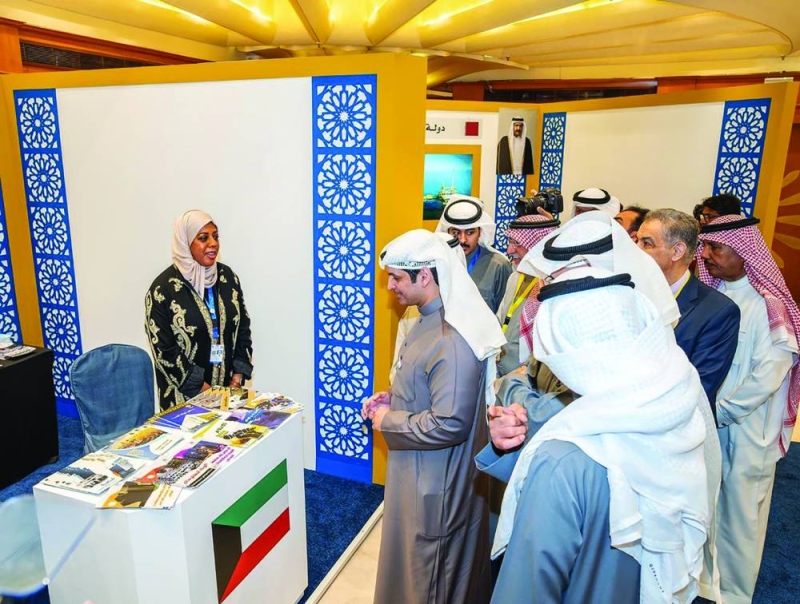 


المطيري متفقداً ركناً في المعرض المصاحب 