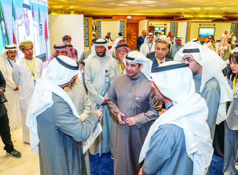 


وزير الإعلام خلال جولته في المركز الإعلامي والمعرض المصاحب للقمة الخليجية 