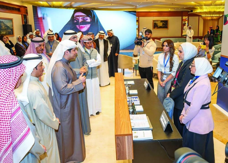 


جانب من جولة المطيري بالمركز الإعلامي 