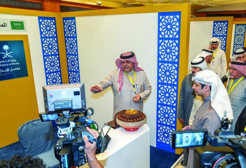 


المطيري يتجول في أجنحة الدول الخليجية وأمانة المجلس 