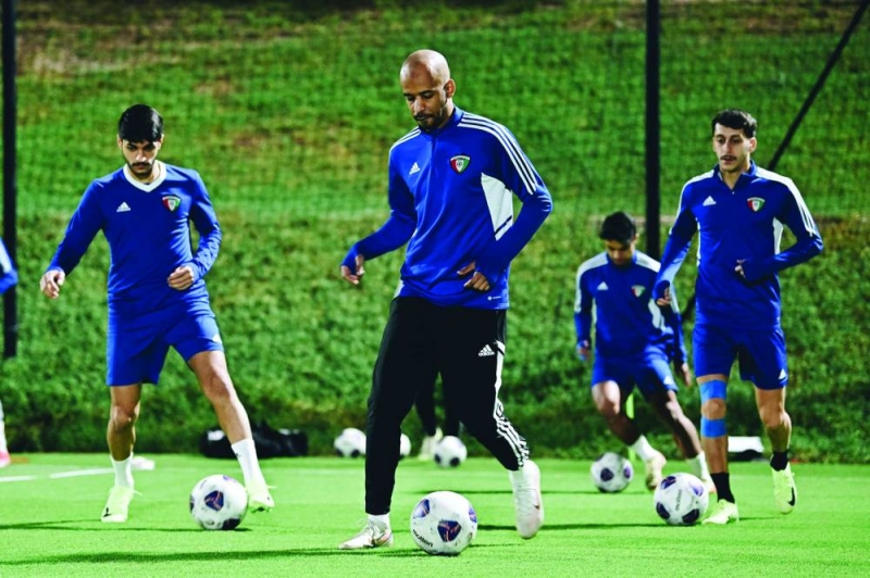 


جانب من تدريبات «الأزرق» في معسكر قطر 