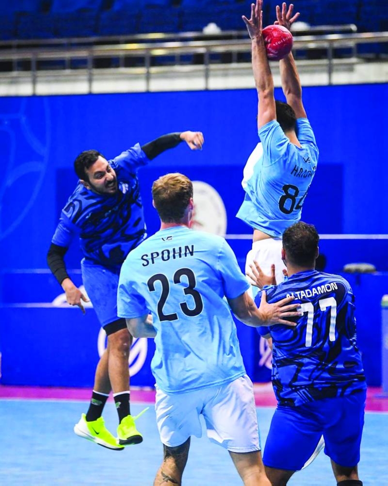 دفاع السالمية يتصدى لرمية لاعب التضامن