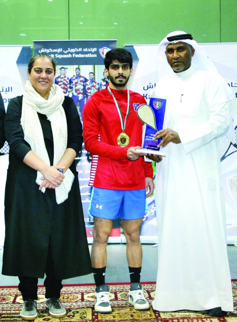 


العمران يقدم الدرع للعنزي بحضور فاطمة حيات 