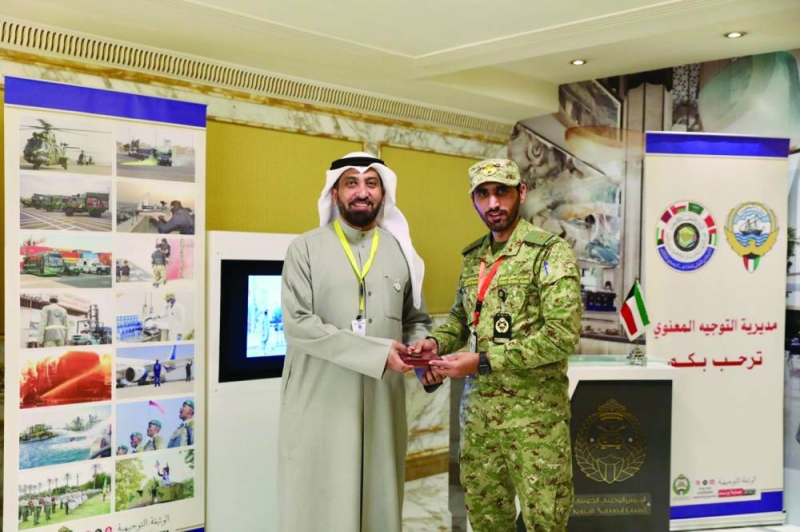 الزميل غانم السليماني يتلقى هدية من ضابط في الحرس الوطني 