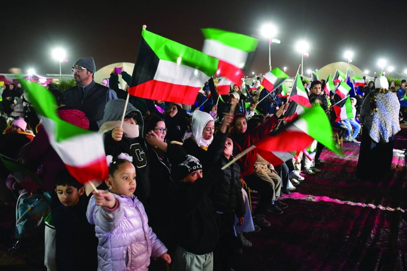 


أطفال يتابعون فعالية الطفل الخليجي 