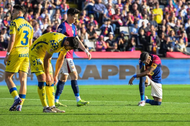 خيبة رافينيا وروبرت ليفاندوفسكي بعد الخسارة أمام لاس بالماس (أ ف ب)