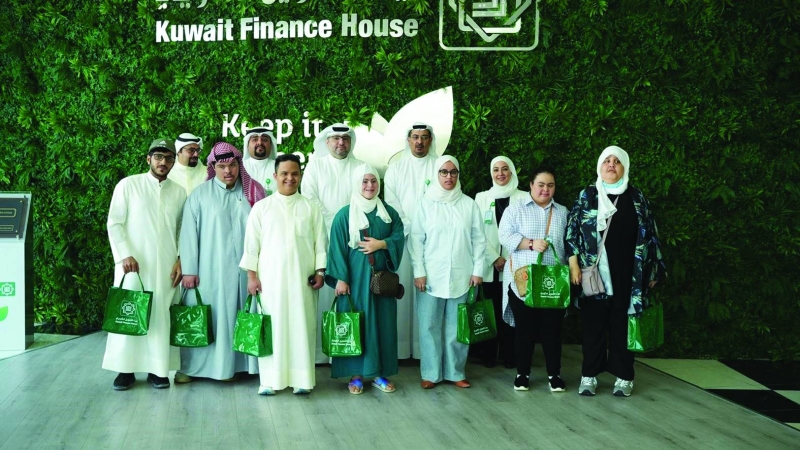 زياد العمر ومسؤولو بيتك مع طلبة الجمعية الكويتية لرعاية المعوقين