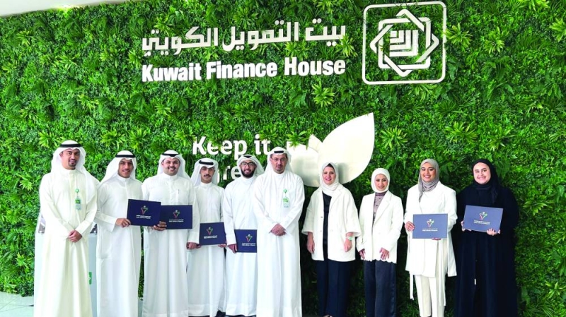 زياد العمر ونجاة اليوسف وعبدالله الخميس مع متدربي برنامج العمل الميداني للقوى العاملة