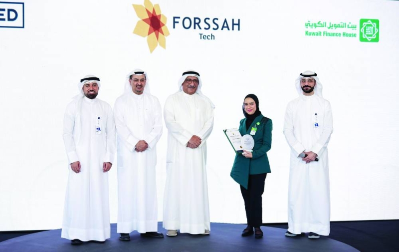 زياد العمر وهيثم التركيت ومسؤولو كودد في تكريم إحدى خريجات فرصة