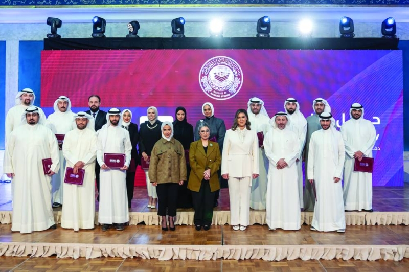 محمد المسلم وعدد من المسؤولين من معهد الدراسات المصرفية مع خريجي الشهادات المعتمدة