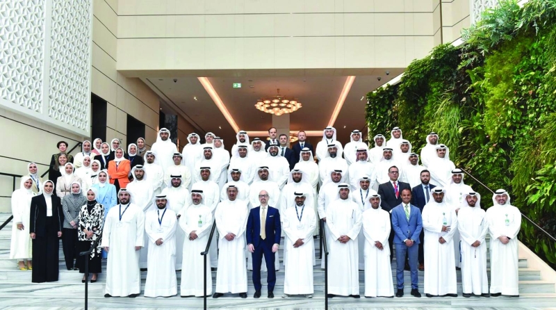 زياد العمر ومحمد المسلم مع المشاركين في برنامج التميز في القيادة