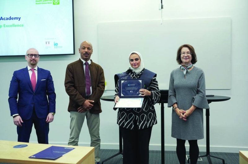 تكريم إحدى خريجات برنامج التميز في القيادة في مدريد