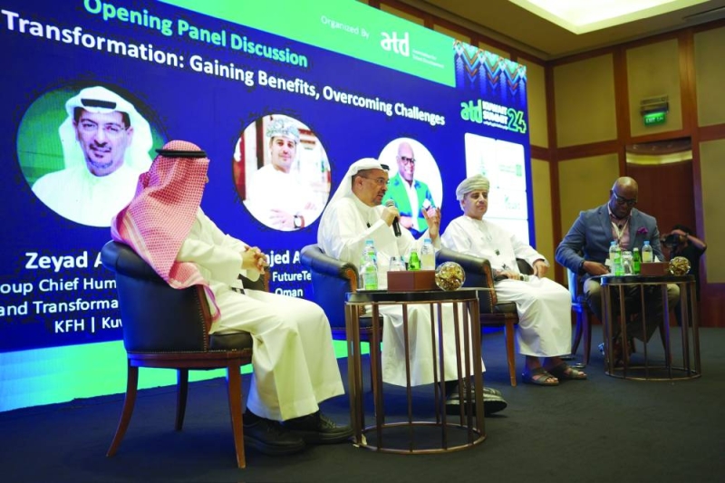 زياد العمر متحدثاً خلال حلقة نقاشية مؤتمر في منظمة تطوير المواهب