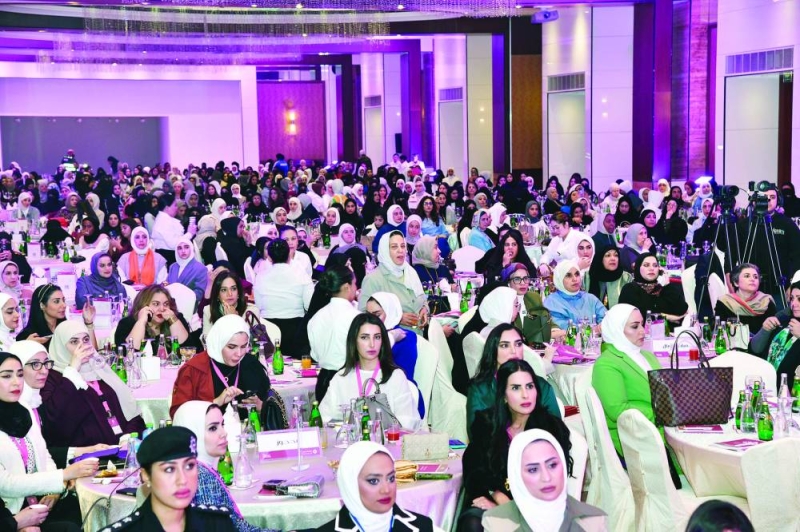 


حشد من الحضور النسائي 