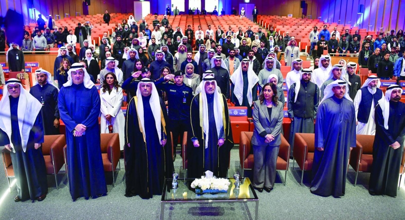 


اليوسف في مقدم الحضور خلال عزف موسيقى السلام الوطني 
