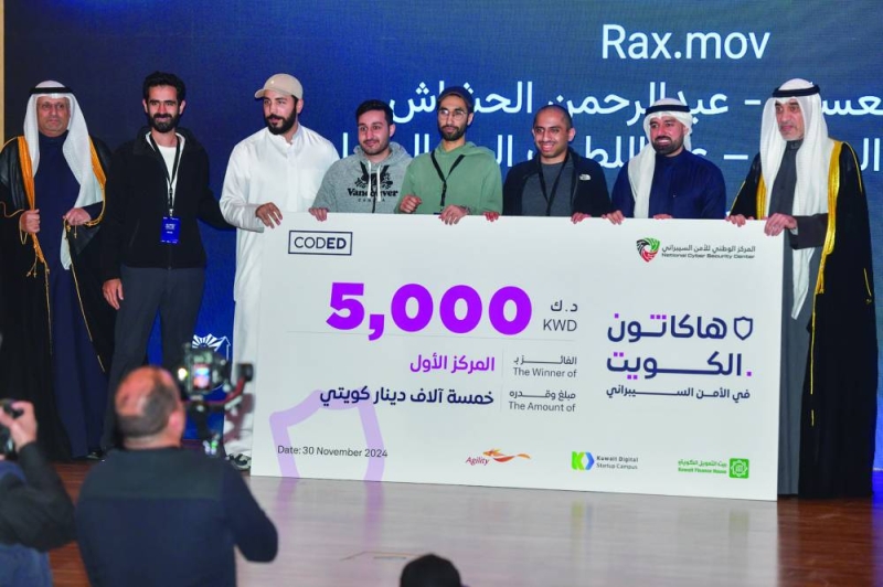 


النائب الأول يمنح الجائزة للفريق الفائز بالمركز الأول 