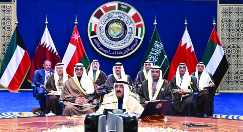 


صاحب السمو الشيخ مشعل الأحمد مترئساً أعمال القمة الخليجية الـ45 