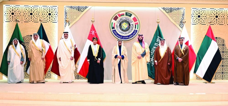 


صاحب السمو متوسطاً قادة وممثلي دول مجلس التعاون في الصورة الجماعية للقمة 