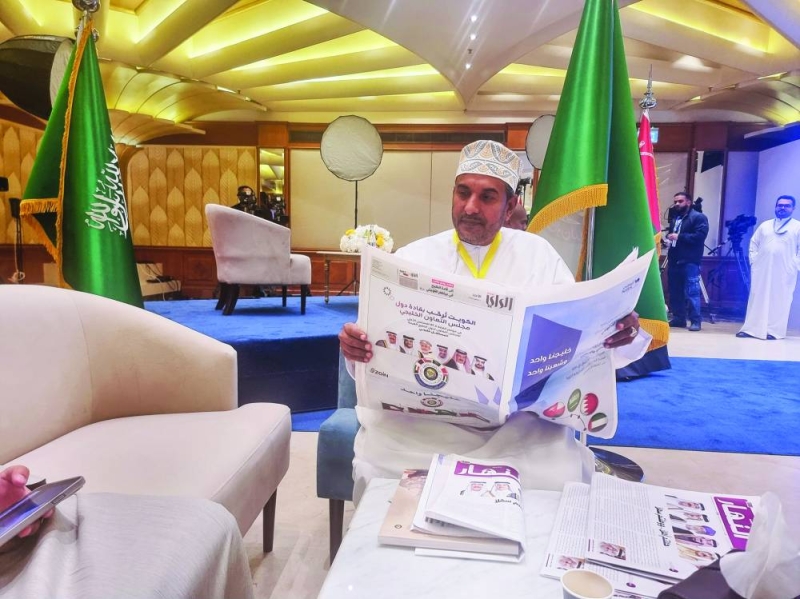 


 إعلامي إماراتي يطلع على جريدة «الراي» 