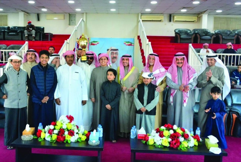 الفائز يتسلم الكأس