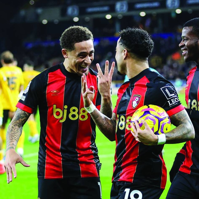 جوستن كلويفرت حاملاً كرة الـ "هاتريك"