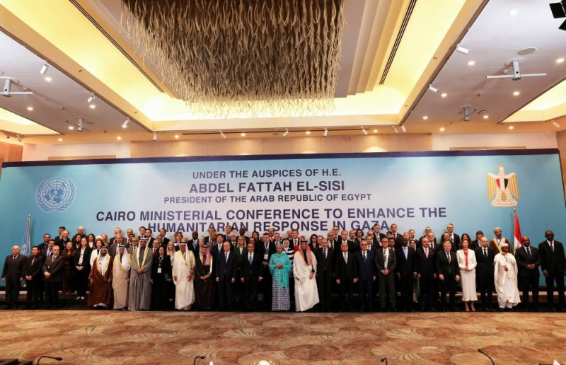 صورة جماعية للمشاركين في مؤتمر القاهرة الوزاري للمساعدات الإنسانية لغزة أمس