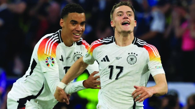 فلوريان فيرتز مع جمال موسيالا