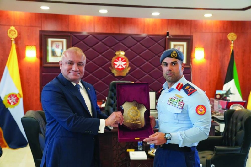 اللواء الجابر يهدي السفير درعاً تذكارية