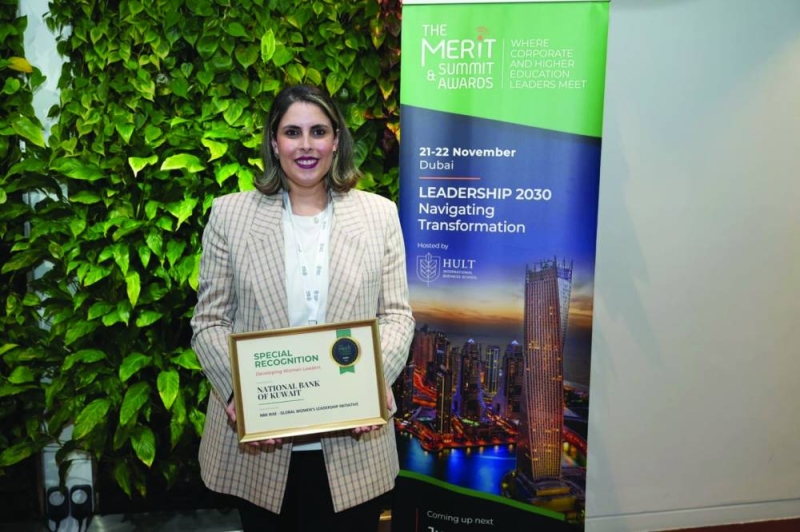 نجلاء الصقر خلال تسلم الجائزة