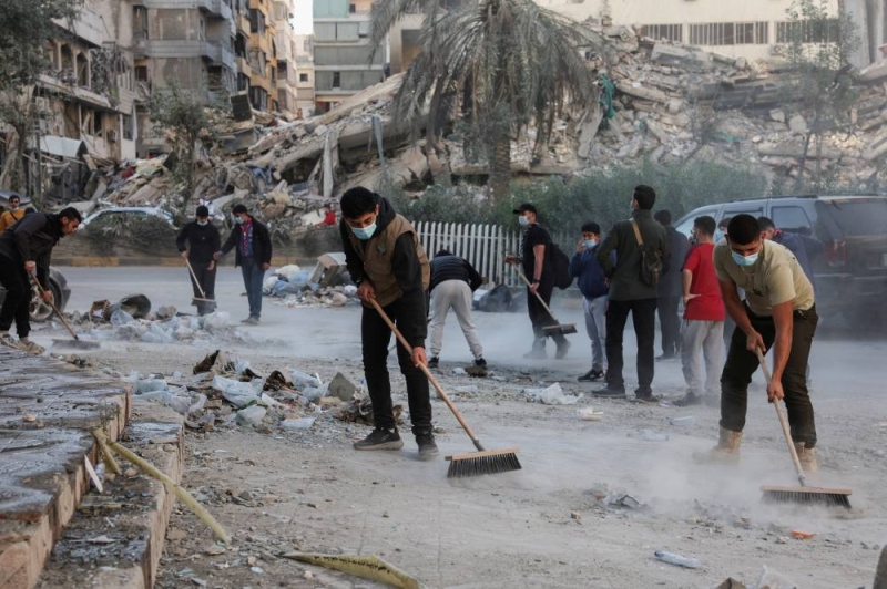حملة تنظيف وإزالة الركام في الضاحية الجنوبية لبيروت (رويترز)