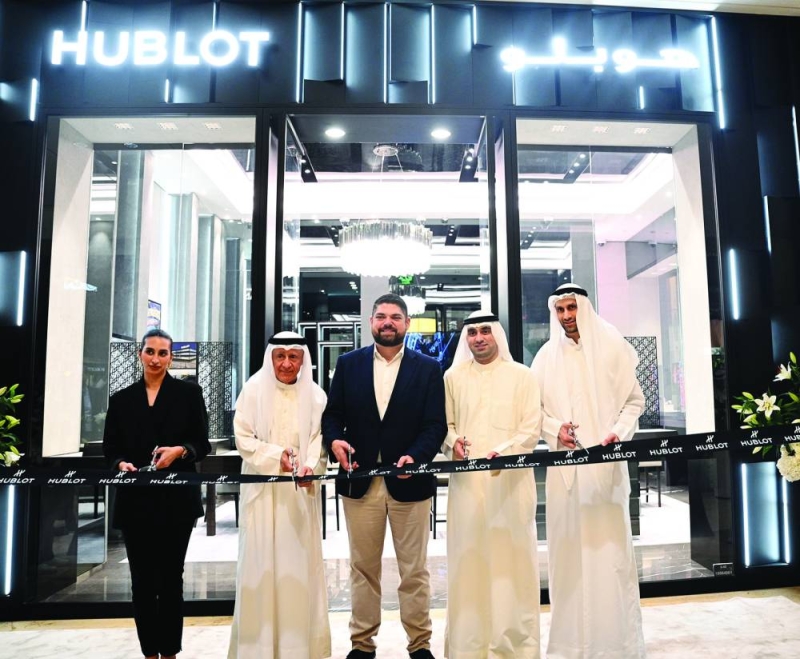 


دافيد تيديسكي متوسطاً عبداللطيف بهبهاني وعبدالمحسن بهبهاني وحسين مراد بهبهاني وأنفال بهبهاني 