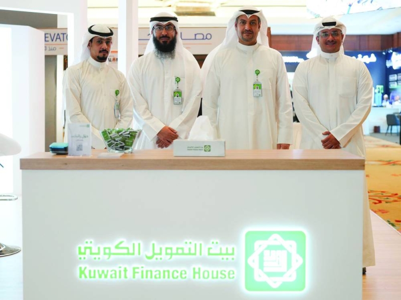 


عبدالعزيز السعيد مع فريق «بيتك» 