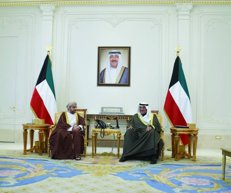 


ولي العهد خلال استقباله السفير العماني 