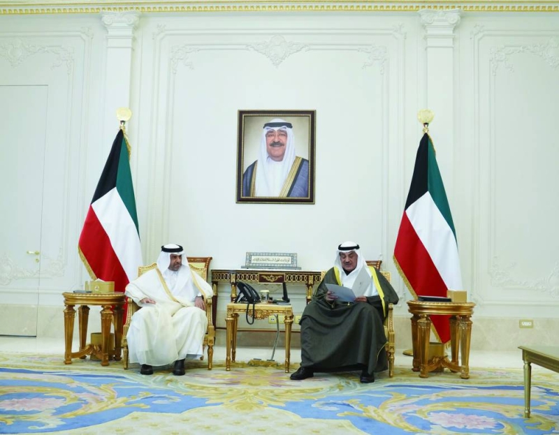 


ولي العهد متسلماً الدعوة من السفير القطري 