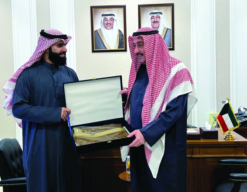 


فيصل الحمود خلال تكريمه محمد العلي 