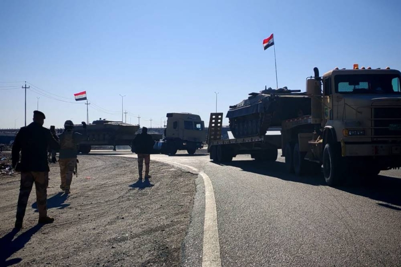 تعزيزات عسكرية عراقية باتجاه الحدود مع سورية أمس (أ ف ب)
