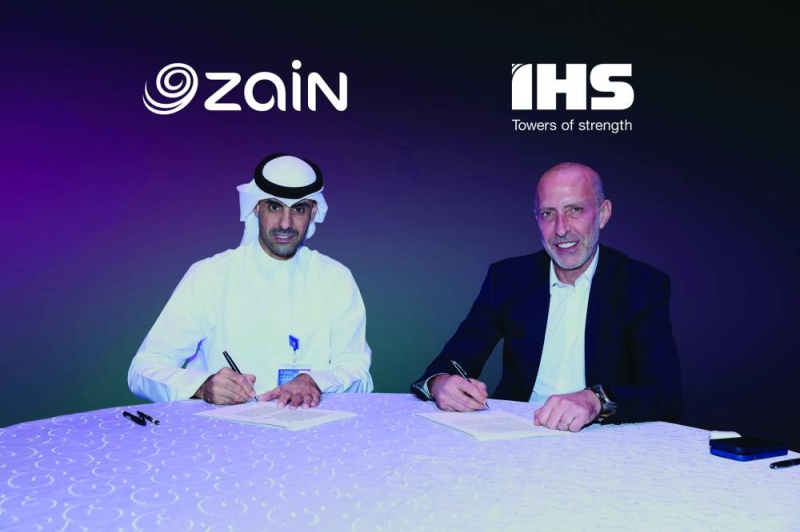 بدر الخرافي وسعد خلال توقيع الاتفاقية 