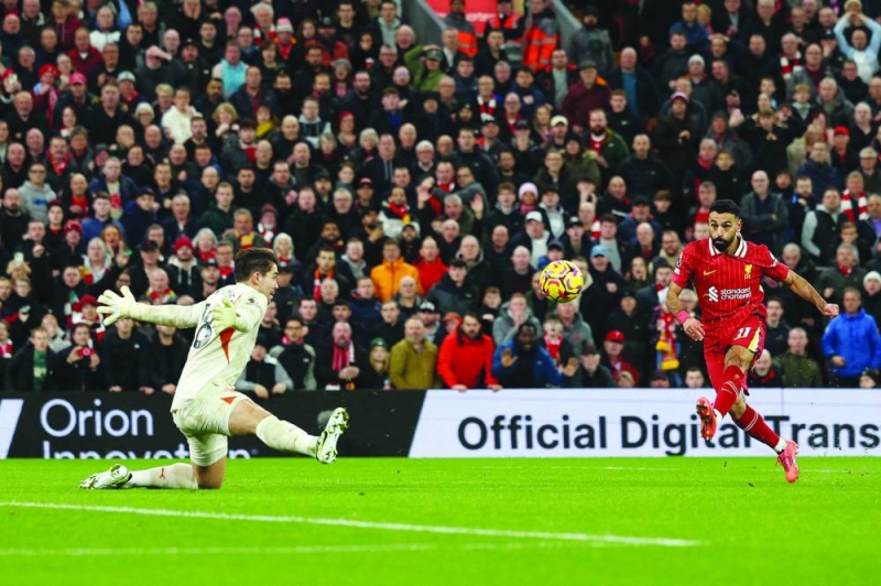 محمد صلاح مسدداً على مرمى مانشستر سيتي