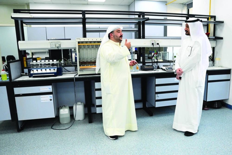 أحمد أتش يشرح للزميل ناصر الفرحان طبيعة عمل مختبرات «الزراعة» 