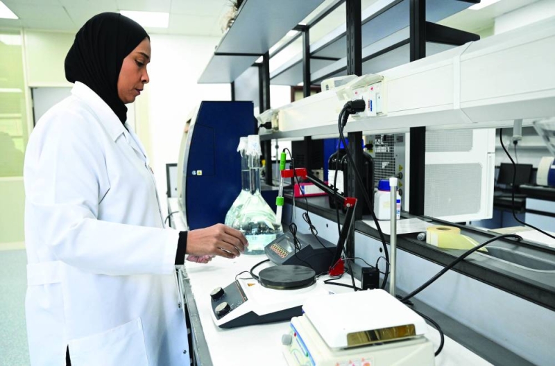 كوادر وطنية تعمل في المختبرات	 (تصوير نايف العقلة) 