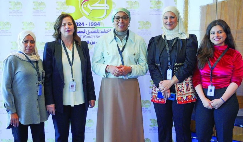 


فادية السعد تتوسط مشاركات في ملتقى اتحاد الجمعيات النسائية 
