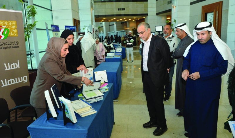 الجسار والسويط في المعرض المصاحب للفعالية	 (تصوير سعود سالم) 