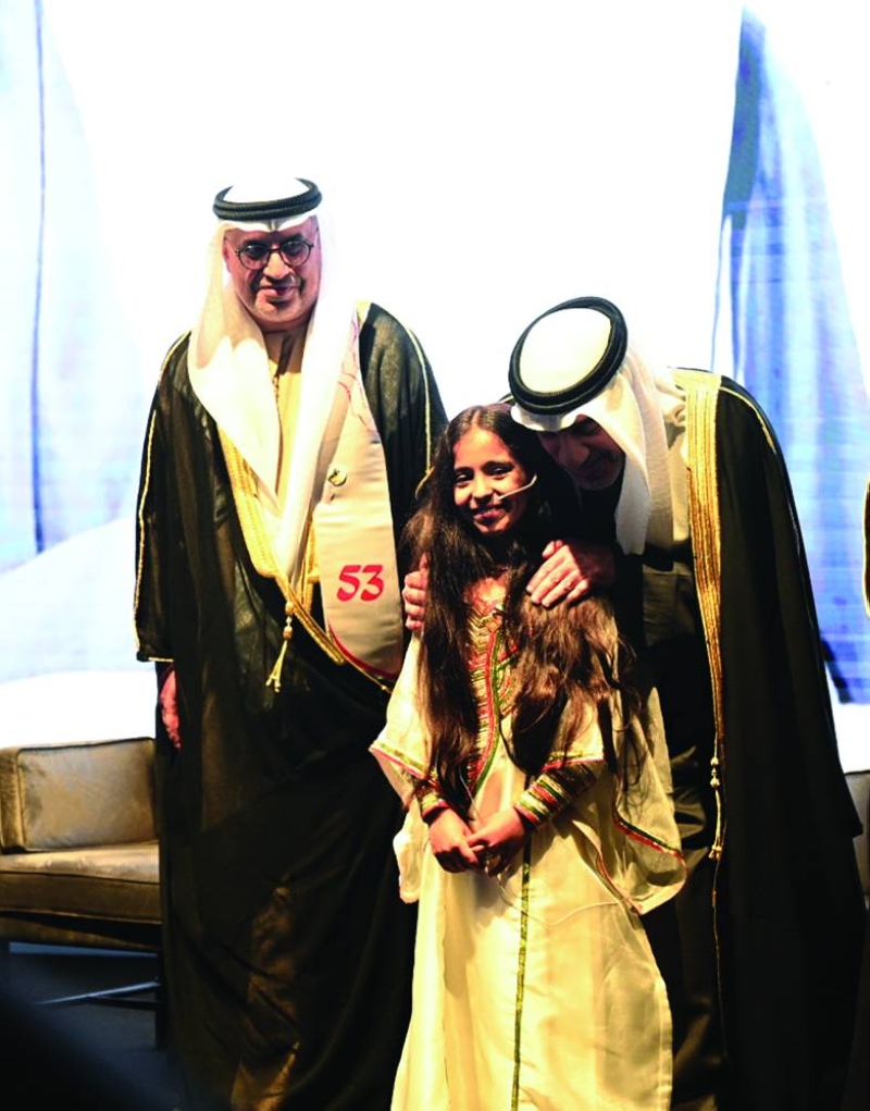 لفتة أبوية من اليوسف خلال تكريم الطفلة الجازي المطيري بحضور السفير النيادي 