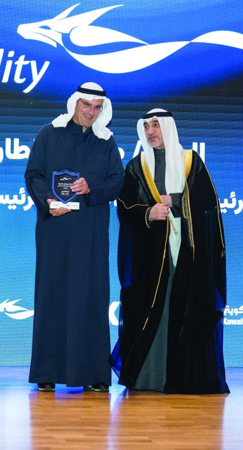 


فهد اليوسف مكرماً طارق سلطان 