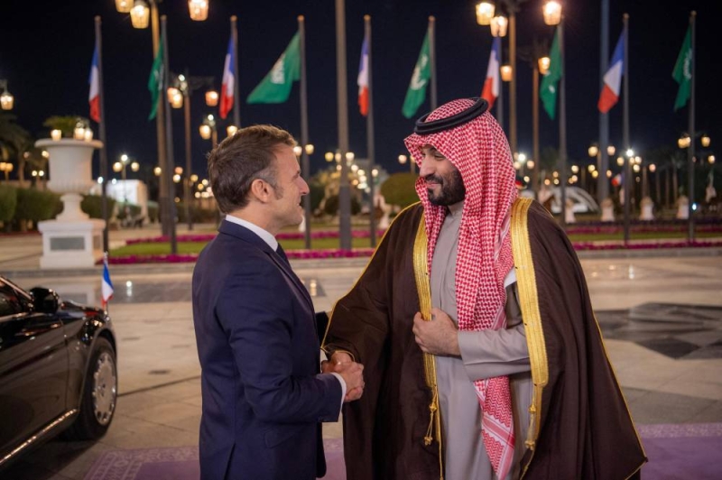 محمد بن سلمان مستقبلاً ماكرون في الرياض (رويترز)