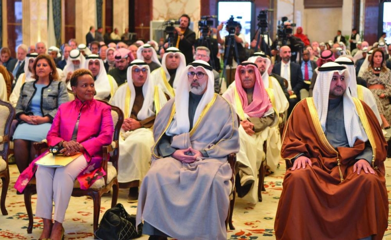 جراح الجابر متوسطا وكيل الدفاع عبدالله المشعل والمسؤولة الأممية جويس مسويا في مقدم الحضور (تصوير سعود سالم)